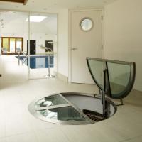 Круглый стеклянный люк с актуатором подъемом створки на винтовую лестницу винного погреба в напольном покрытии