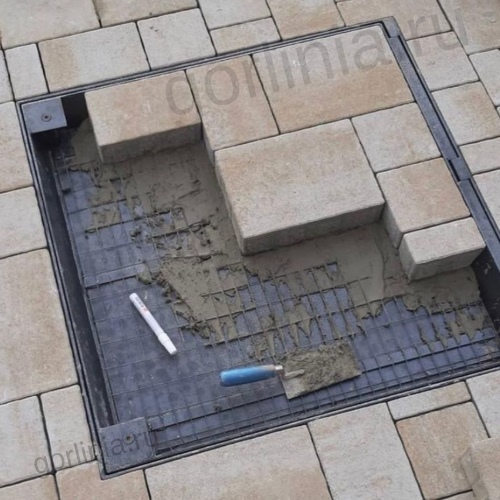 Мощение крышки люка тротуарной плиткой