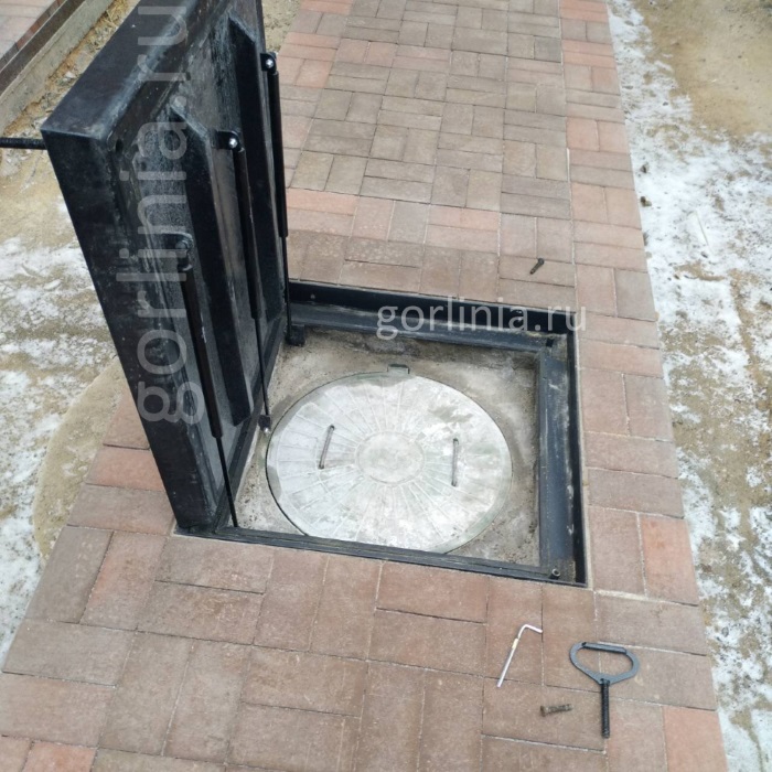 Фото люка для септика с крышкой под мощение