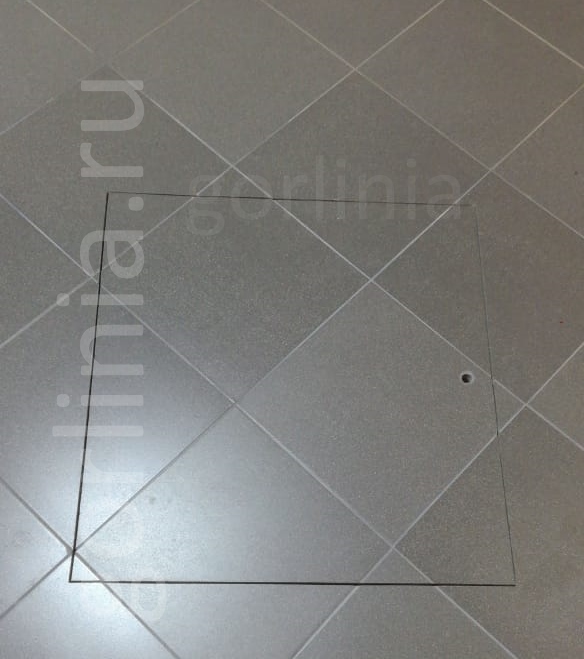 Закрытая дверца люка с плиткой Напольный люк в полу из плитки для спуска в домашний подвал по лестница